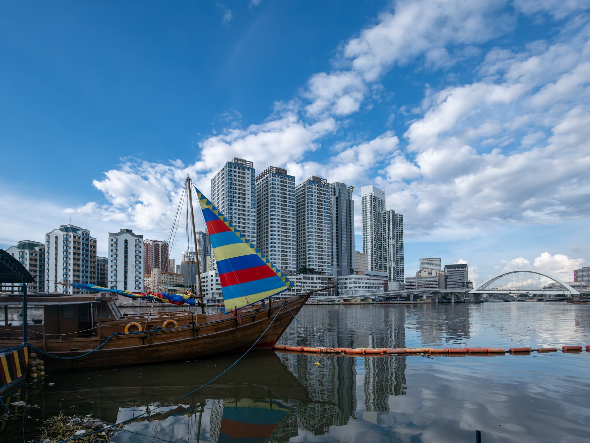 B/B Florentino Das is berthed at the Pasig River Esplanade in Manila, creating a striking contrast between a traditional vessel and the modern high-rise buildings of the San Nicolas district. One of its most notable expeditions took place in the West Philippine Sea in 2024, when it sailed from Butuan City to Palawan before reaching Pag-asa Island in the contested waters of the West Philippine Sea.