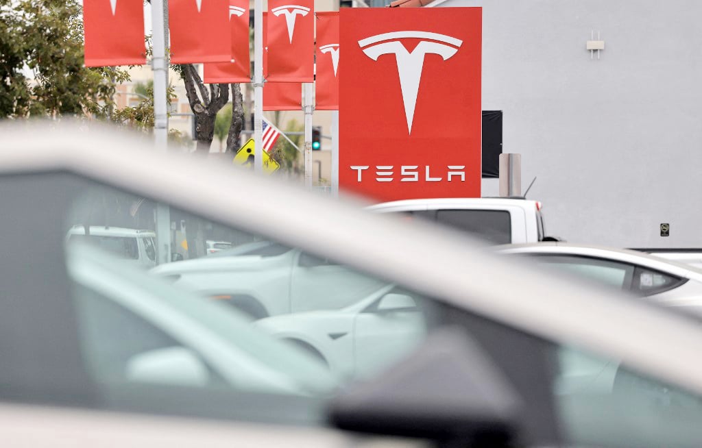 Texas driver charged after Tesla on Autopilot crashes into home, kills woman