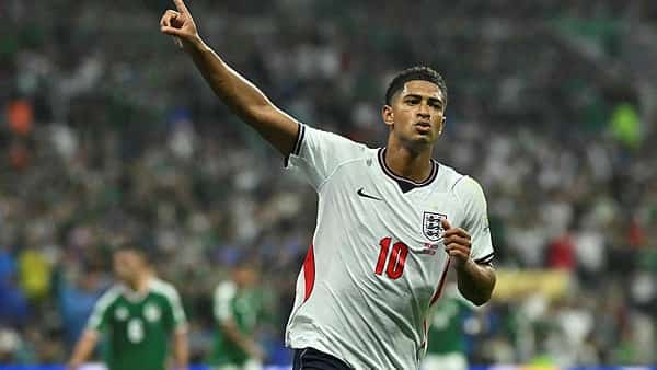 England's midfielder #10 Jude Bellingham celebrates scoring his team's first goal during the 2026 World Cup round of 16 football match between Mexico and England at the Mexico City Stadium in Mexico City on July 5, 2026.