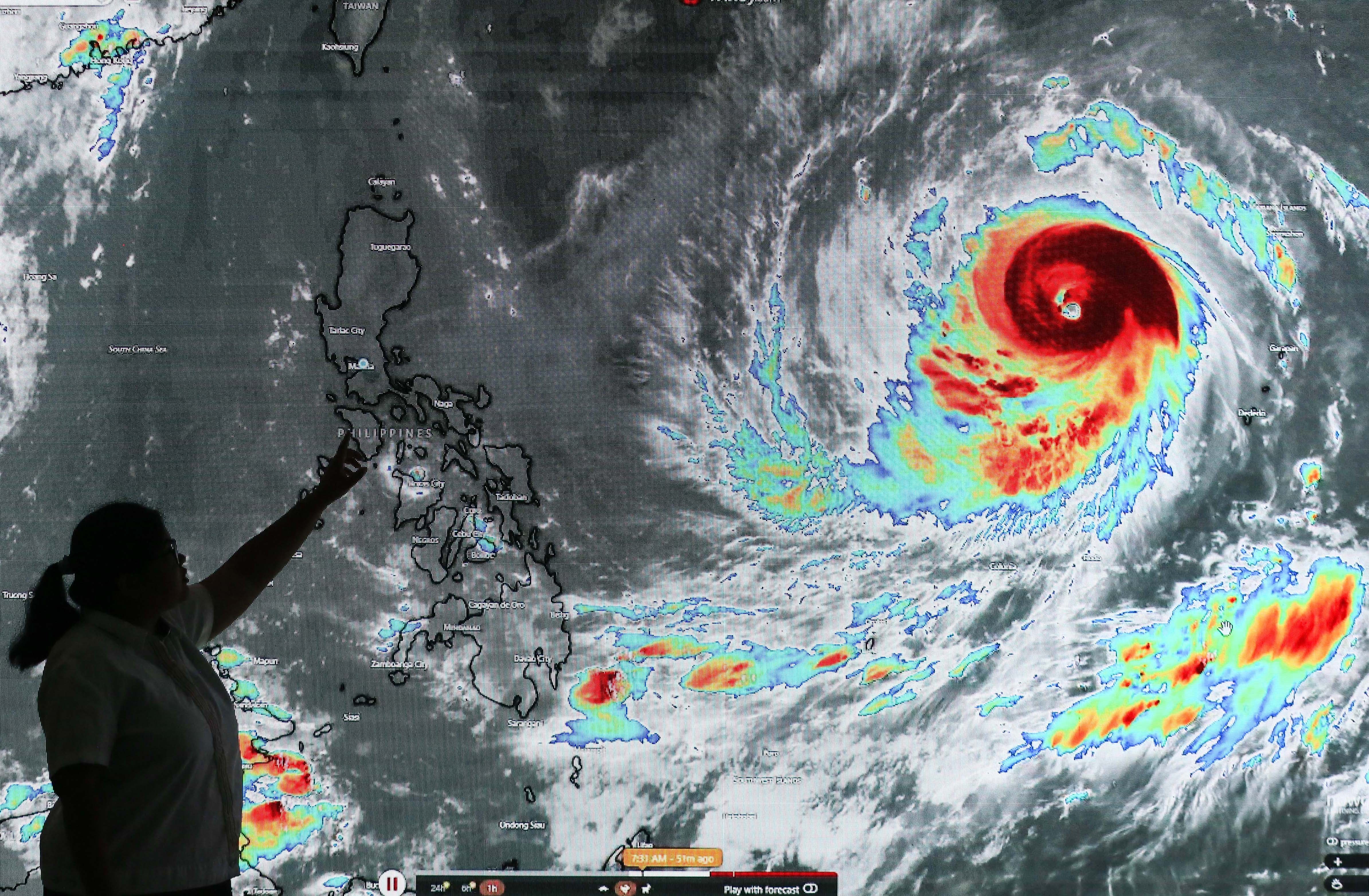 Bad weather disrupts travel, classes; thousands stranded