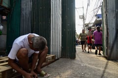 400 families puts up barricade for impending demolition strike in Manila