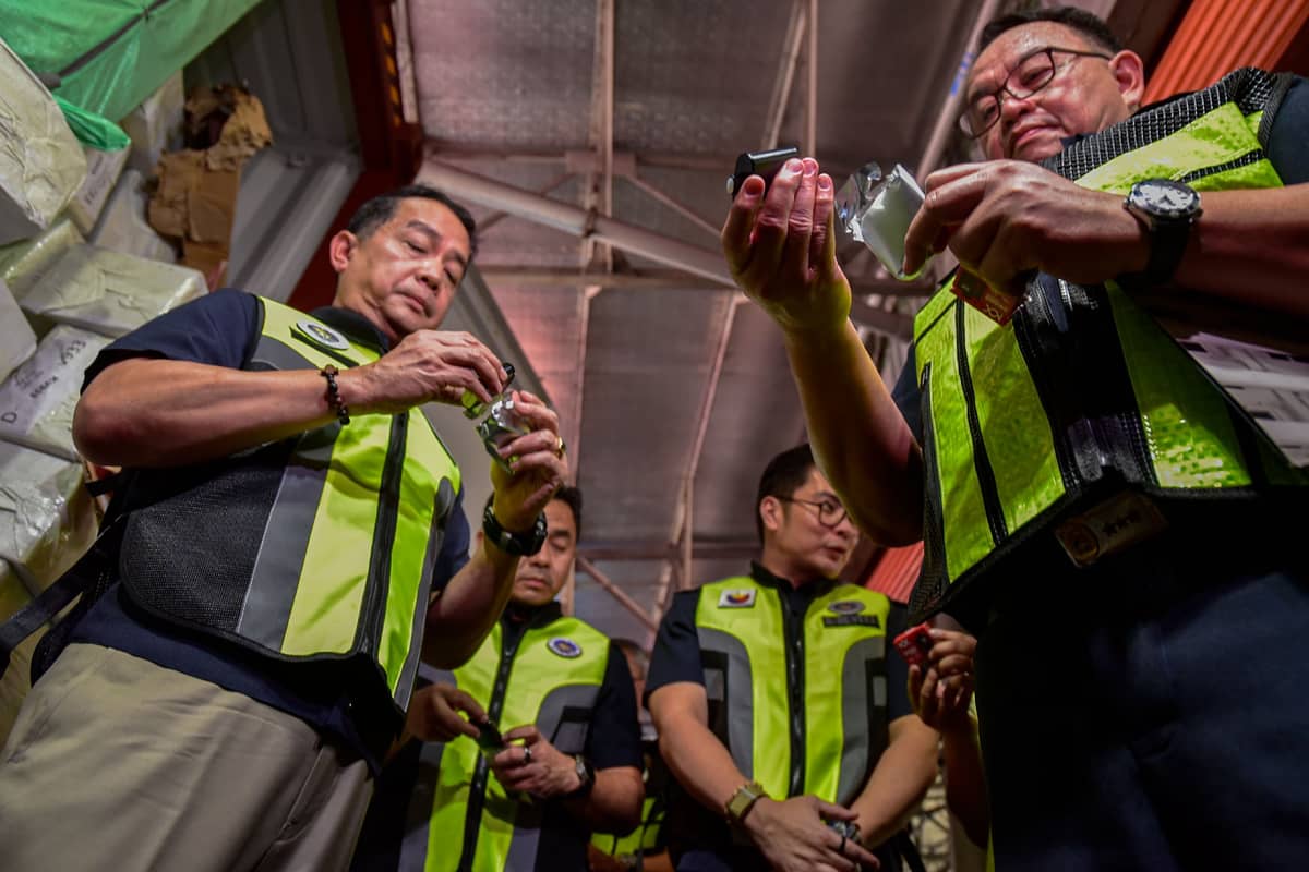 The Bureau of Customs, led by Commissioner Ariel Nepomuceno, seized nine container vans carrying an estimated P137 million worth of misdeclared vape-related products at the Manila International Container Port on 8 July. | 📸: Zedrich Xylak Madrid