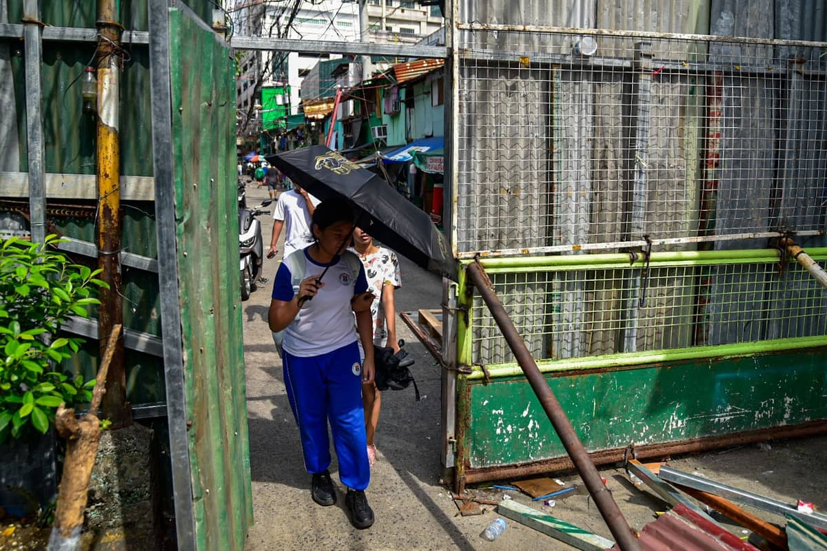 Residents of Baranggay 262, Zone 24, Mayhaligue, Tondo in Manila puts up barricades for an impending demolition to displace 400 famlies in the area. l Zedrich Xylak Madrid
