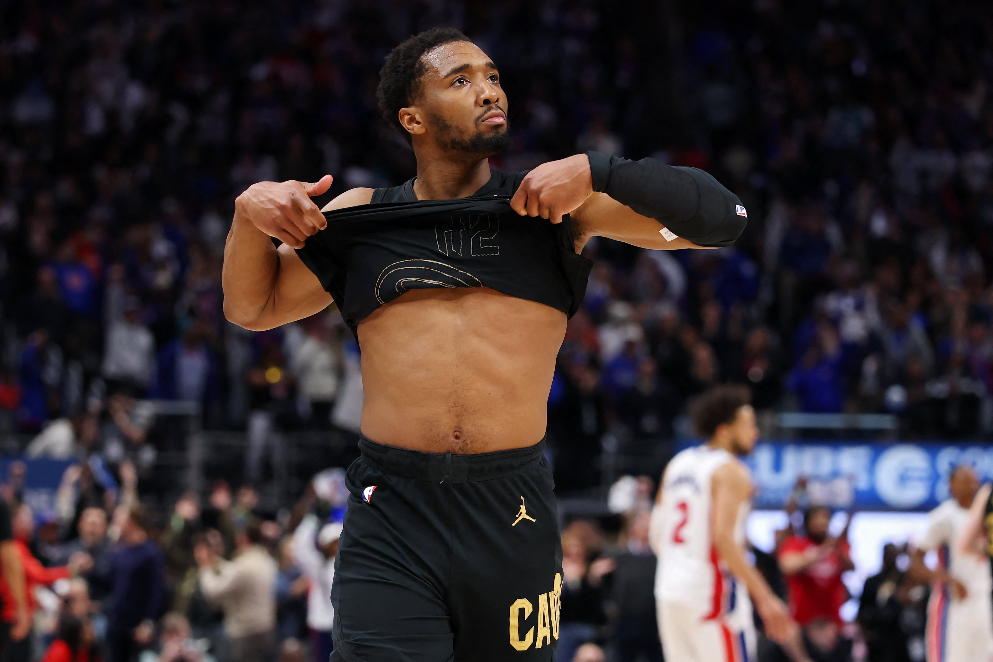 Cavs, Mitchell ink maxdeal as James watches