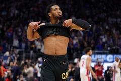 Cavs, Mitchell ink maxdeal as James watches
