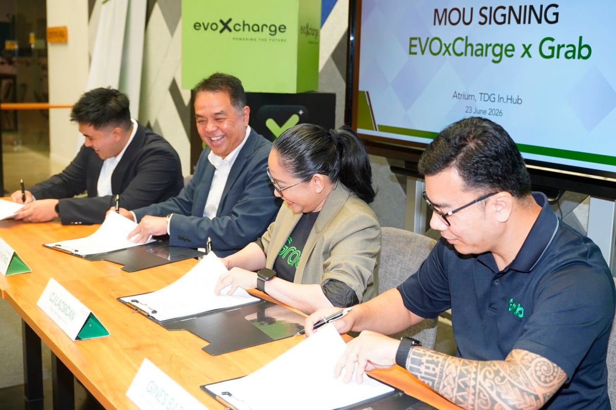 The strategic partnerships with leading EV charging providers in the country lower the per-kWh charging cost for driver-partners by as much as 45%.  [L-R]  EVOxCharge Business Development Head Rafael Camacho, Vice President and General Manager Derrick Tolentino, Grab Financial Group Philippines Country Head CJ Lacsican, General Manager for GrabCar and Mobility Solutions Gines Barot.