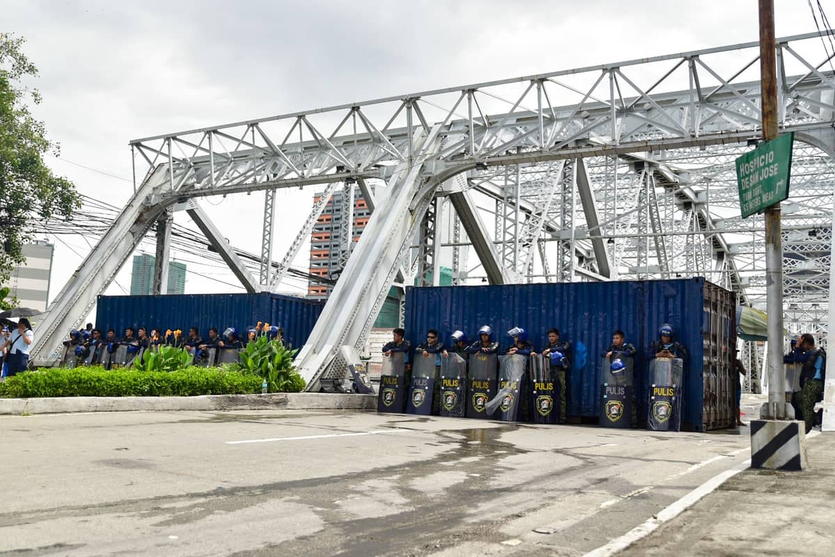 2,000 police officers from the Philippine National Police (PNP) are in standby on Ayala Bridge in Manila on Friday, July 10,
National Capital Region Police Office confirms the deployment to maintain peace and order on the scheduled United People's Initiative protest, later at 3:00 p.m. l Zedrich Xylak Madrid