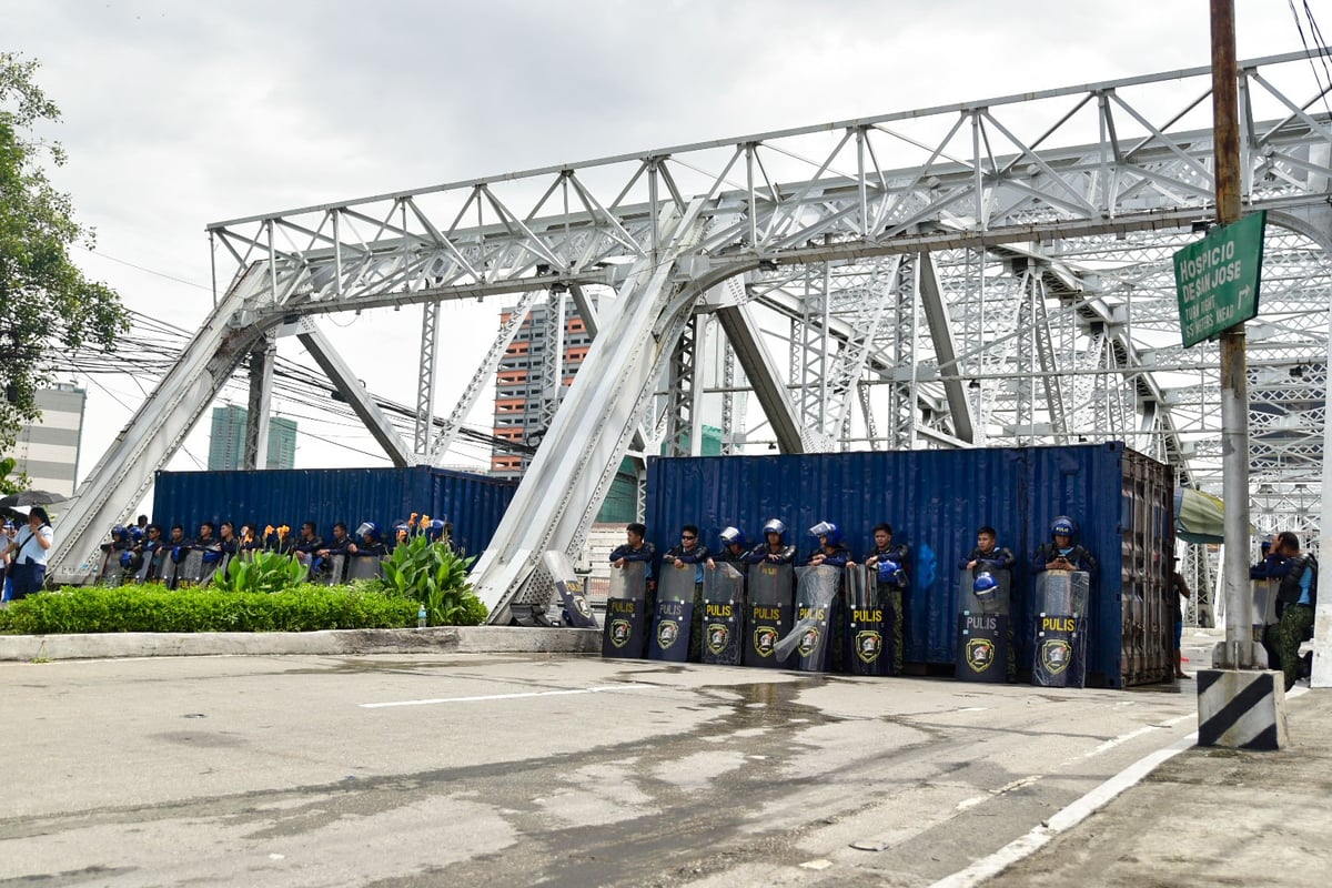 2,000 police officers from the Philippine National Police (PNP) are in standby on Ayala Bridge in Manila on Friday, July 10,
National Capital Region Police Office confirms the deployment to maintain peace and order on the scheduled United People's Initiative protest, later at 3:00 p.m. l Zedrich Xylak Madrid