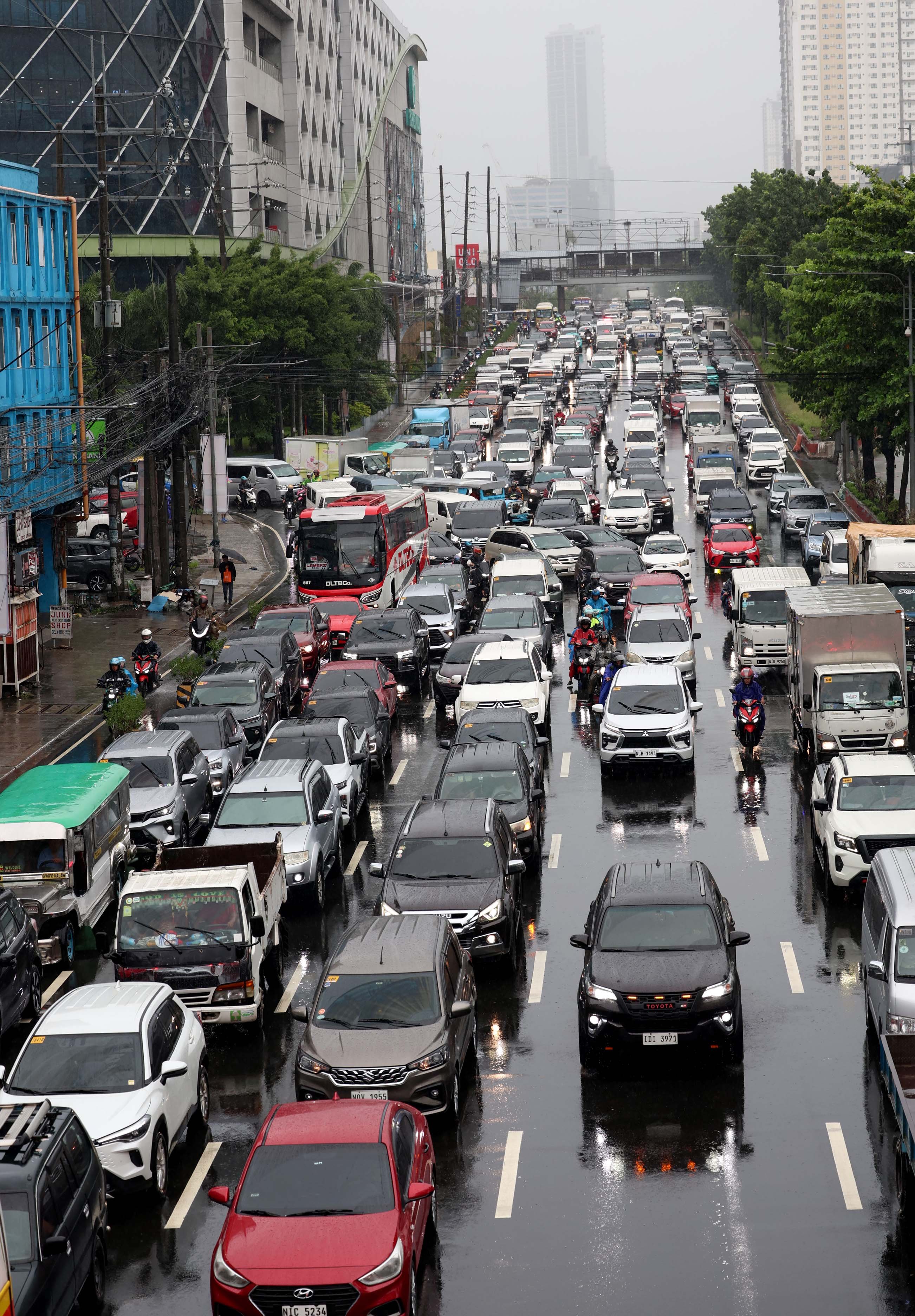 Quezon Ave Heavy Traffic 