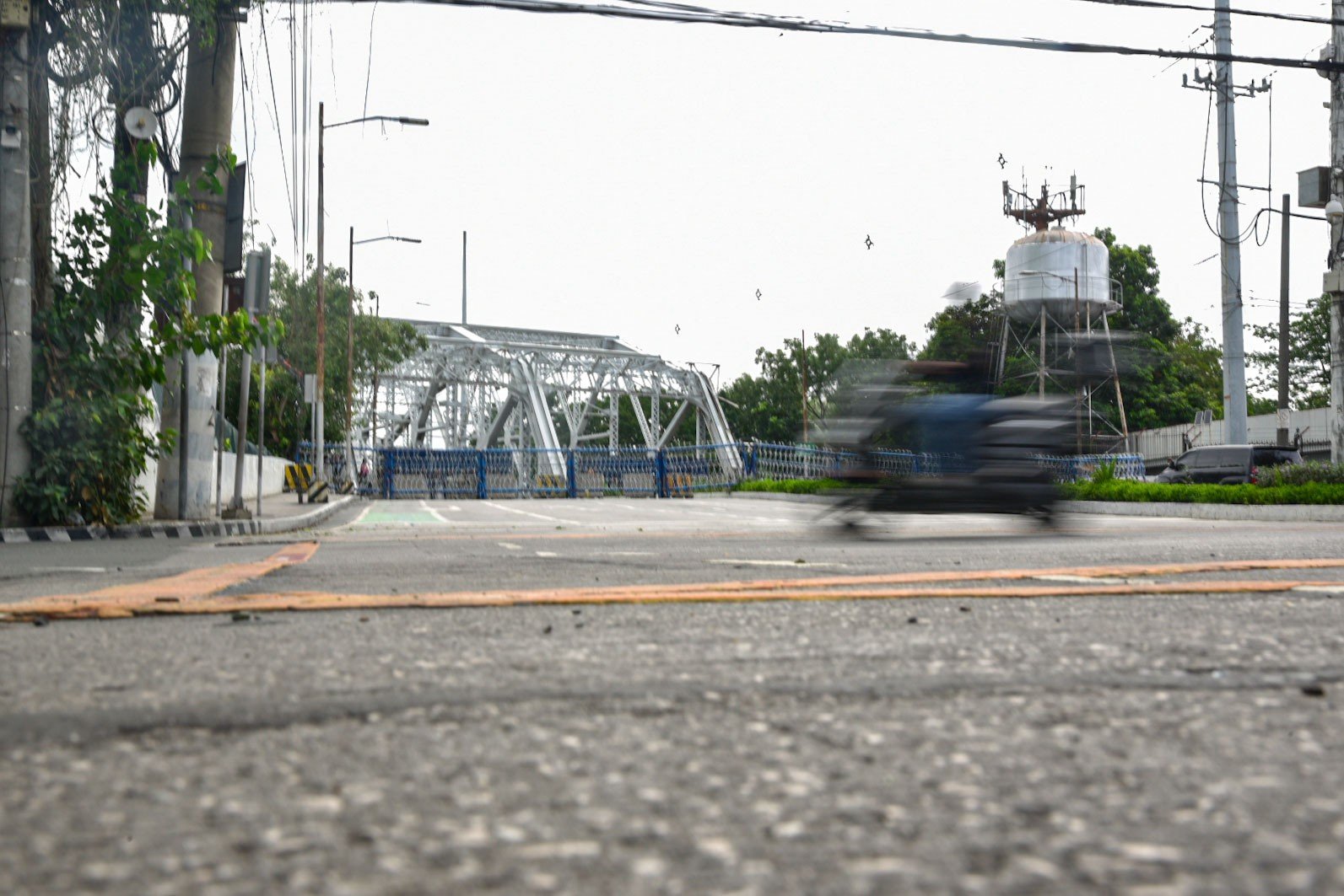 Police blocks Ayala Bridge ahead of anti-corruption rally