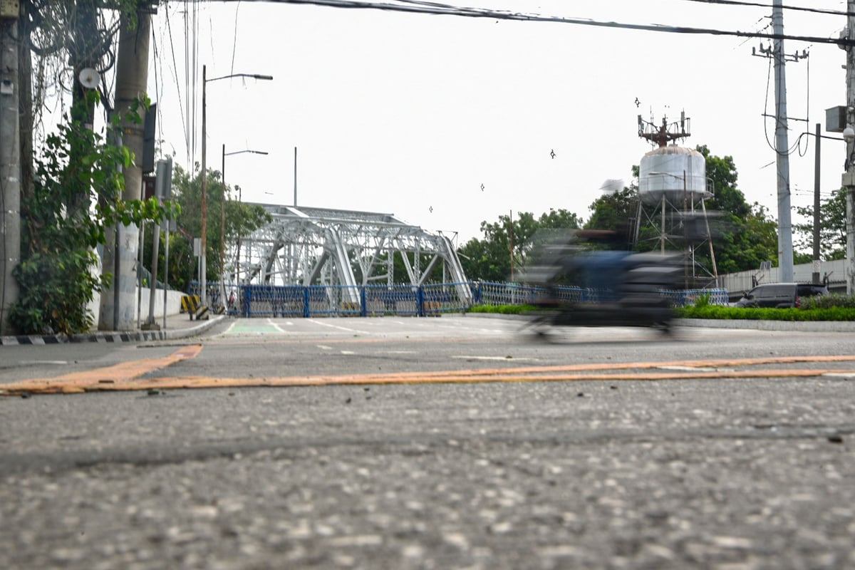 Police blocks Ayala Bridge ahead of anti-corruption rally