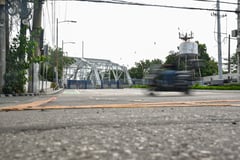 Police blocks Ayala Bridge ahead of anti-corruption rally