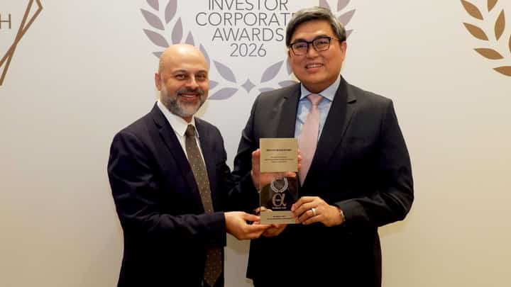 SM Investments executive vice president for Treasury, Finance and Planning Erwin G. Pato (right) receives the Philippines' Best CFO award from Alpha Southeast Asia Publisher Siddiq Bazarwala.