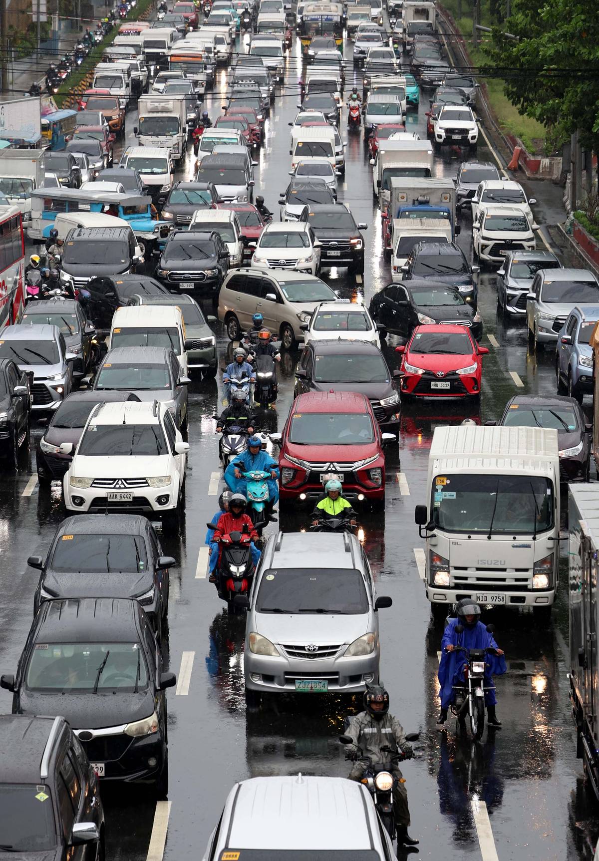 (July 10 2026) Motorists persevere in heavy traffic along Quezon Avenue in Quezon City on Friday July 10 2026. Photo/Analy Labor
