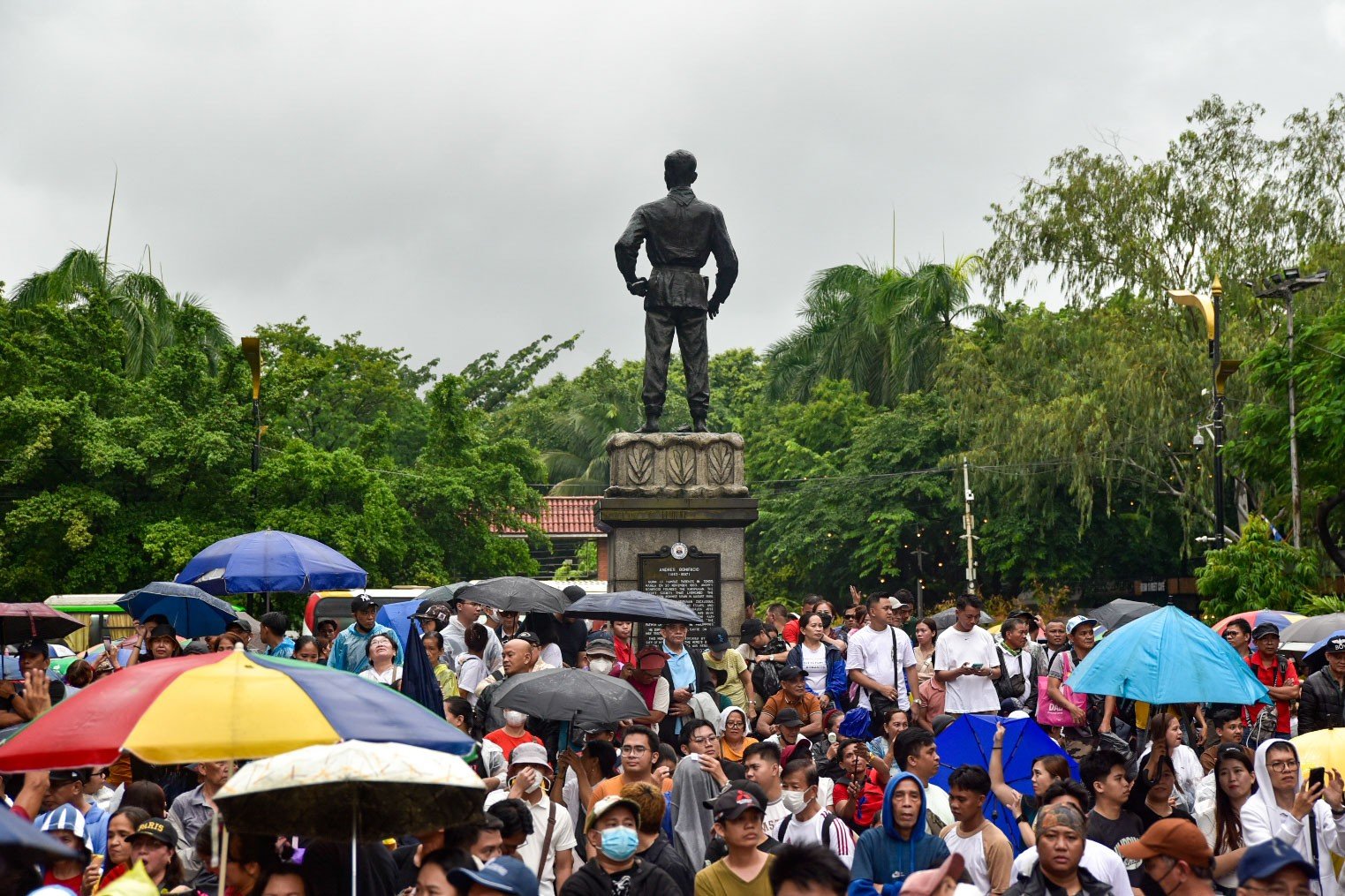 800 ralllyists flock to Liwasang Bonifacio for United People's Initiative