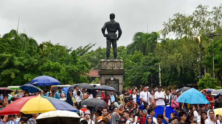 800 ralllyists flock to Liwasang Bonifacio for United People's Initiative