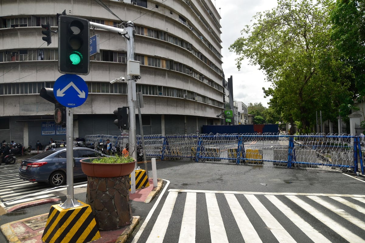 2,000 police officers from the Philippine National Police (PNP) are in standby on Ayala Bridge in Manila on Friday, July 10,
National Capital Region Police Office confirms the deployment to maintain peace and order on the scheduled United People's Initiative protest, later at 3:00 p.m. l Zedrich Xylak Madrid