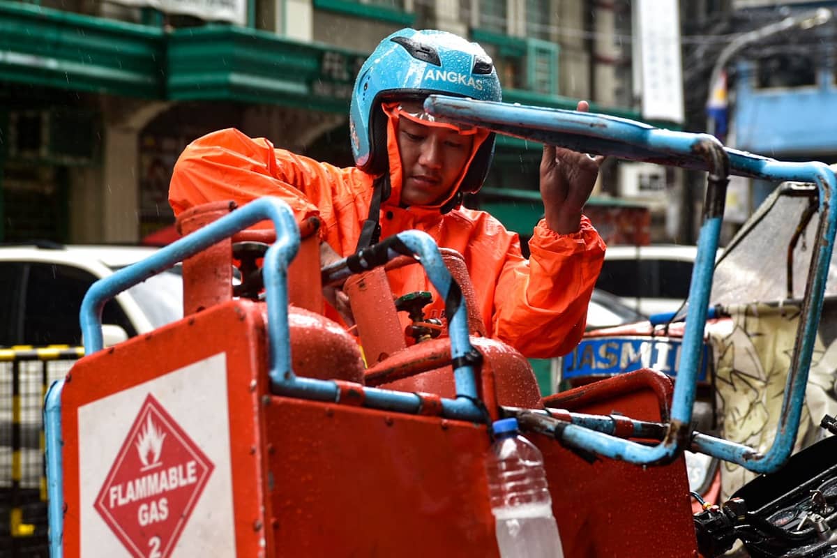Scenes around España Blvd in Manila as people in the area are doing their everyday routine during Typhoon Inday's stay on 10 July. l Zedrich Xylak Madrid