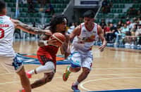 Sedrick Barefield drives his way to 24 points en route to Blackwater’s 131-108 win over Rain or Shine in the PBA Governors’ Cup on Saturday at the Ynares Center-Montalban.