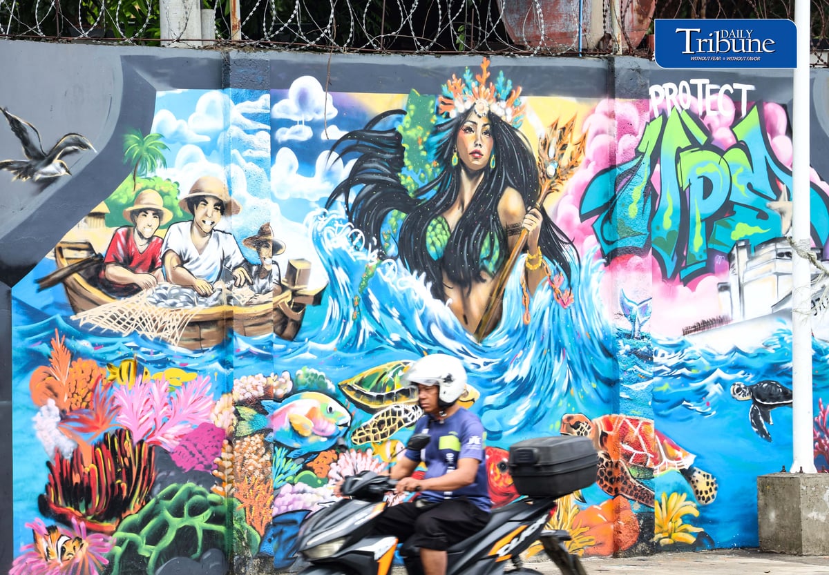 (July 11, 2026) Motorists and pedestrians pass by vibrant artwork during the West Philippine Sea Mural Festival along Bonny Serrano Avenue in Quezon City on Saturday. The event is held on the eve of the 10th anniversary of the Philippines’ landmark arbitral victory under the United Nations Convention on the Law of the Sea (UNCLOS).
Photo / Analy Labor