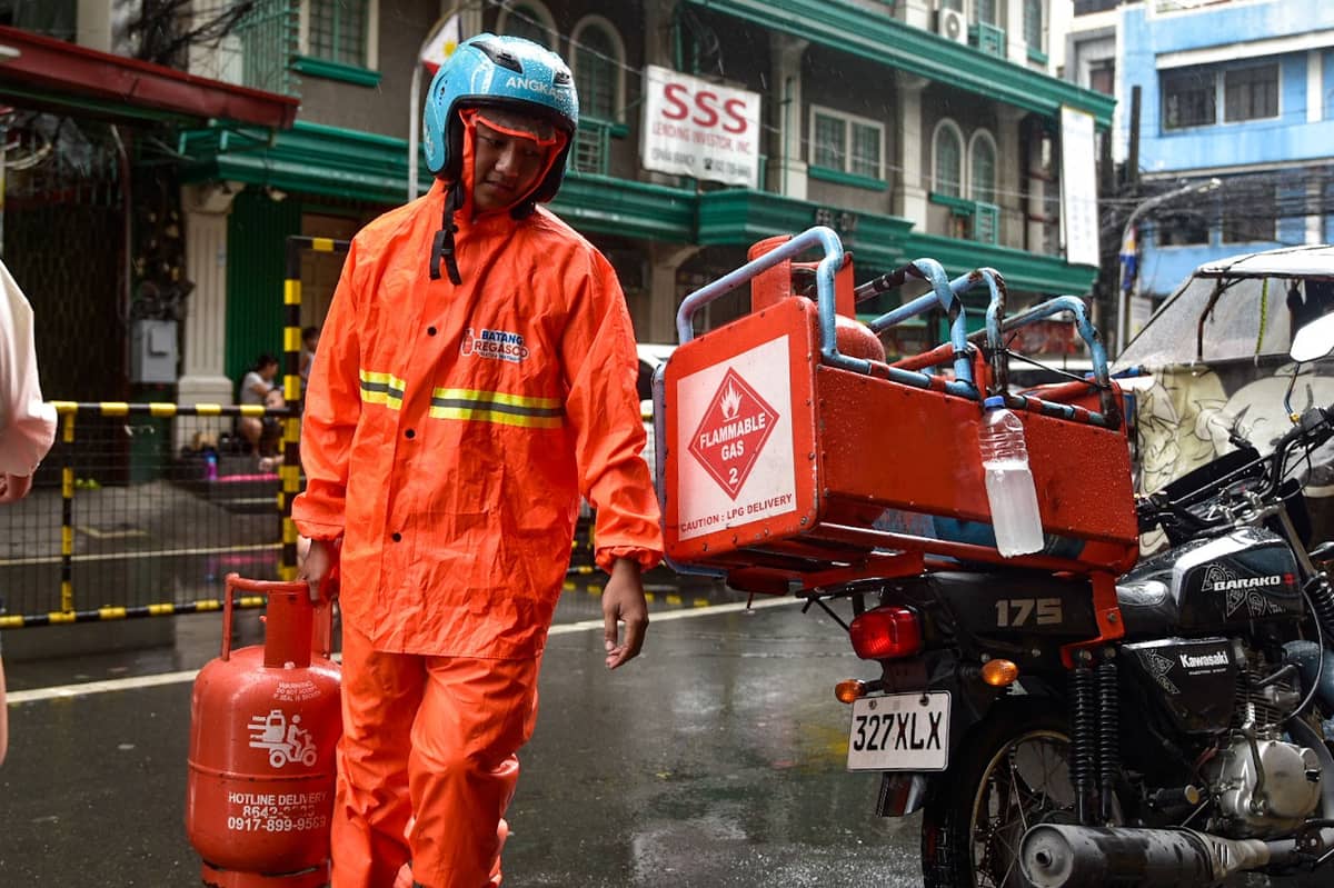 Scenes around España Blvd in Manila as people in the area are doing their everyday routine during Typhoon Inday's stay on 10 July. l Zedrich Xylak Madrid