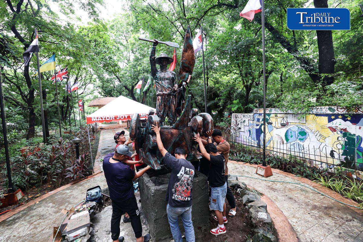 (July 11, 2026) Workers unload "The West Philippine Sea Fisherfolk Monument"—the country's first public monument dedicated to Filipino fishers—inside the Quezon Memorial Circle in Quezon City on Saturday. The monument is set to be unveiled tomorrow, July 12, in celebration of the 10th anniversary of the Philippines' landmark arbitral victory under the United Nations Convention on the Law of the Sea (UNCLOS). The initiative was led by the Atin Ito Coalition and the Quezon City Government.
Photo / Analy Labor