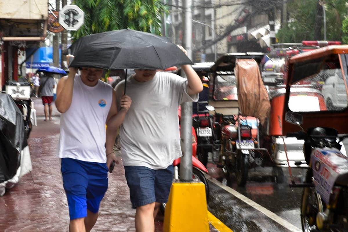 Scenes around España Blvd in Manila as people in the area are doing their everyday routine during Typhoon Inday's stay on 10 July. l Zedrich Xylak Madrid