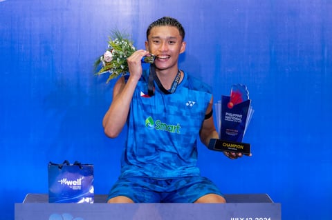 De Guzman,  Albo keep badminton titles
