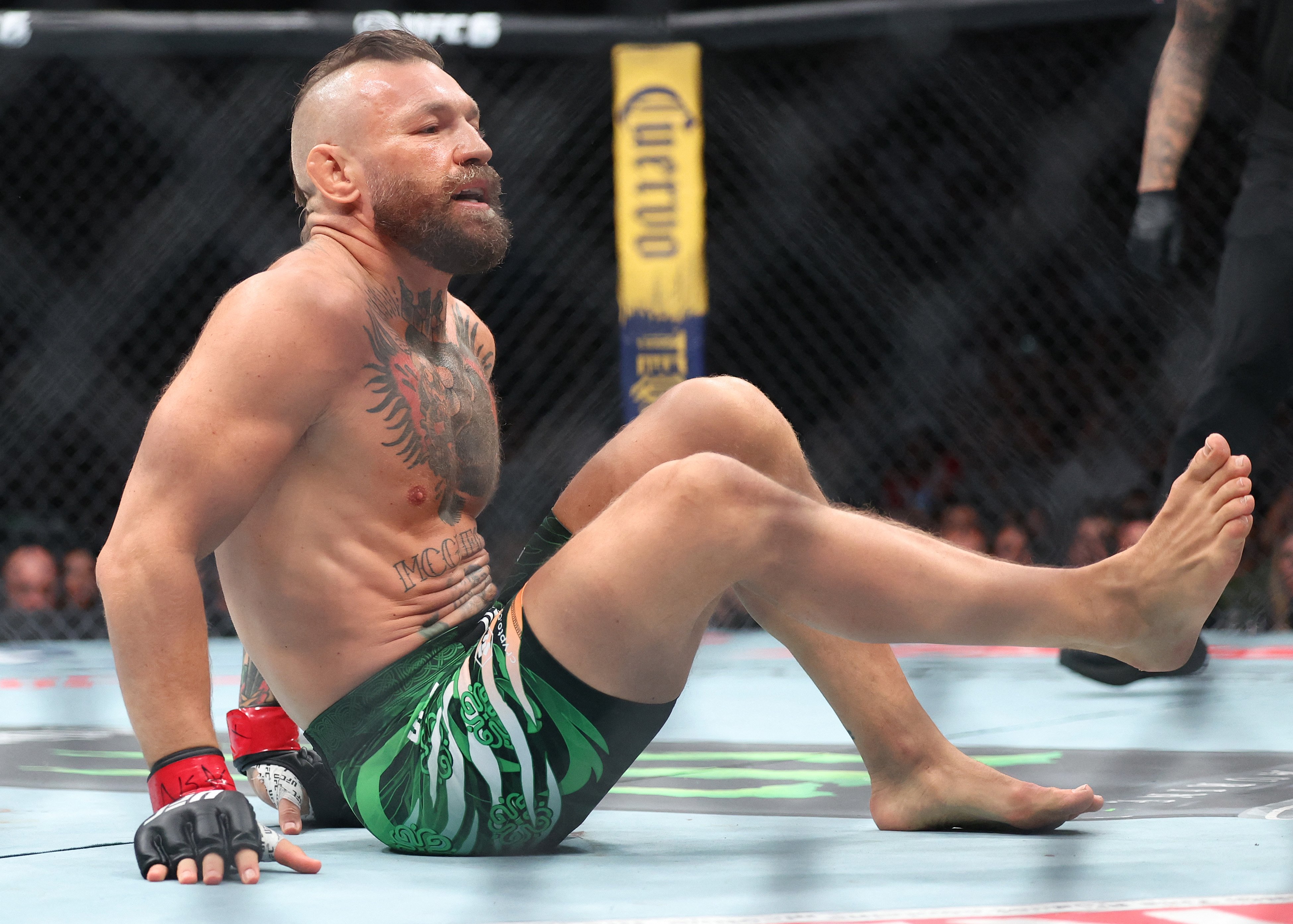 Knee injury spoils McGregor return 
