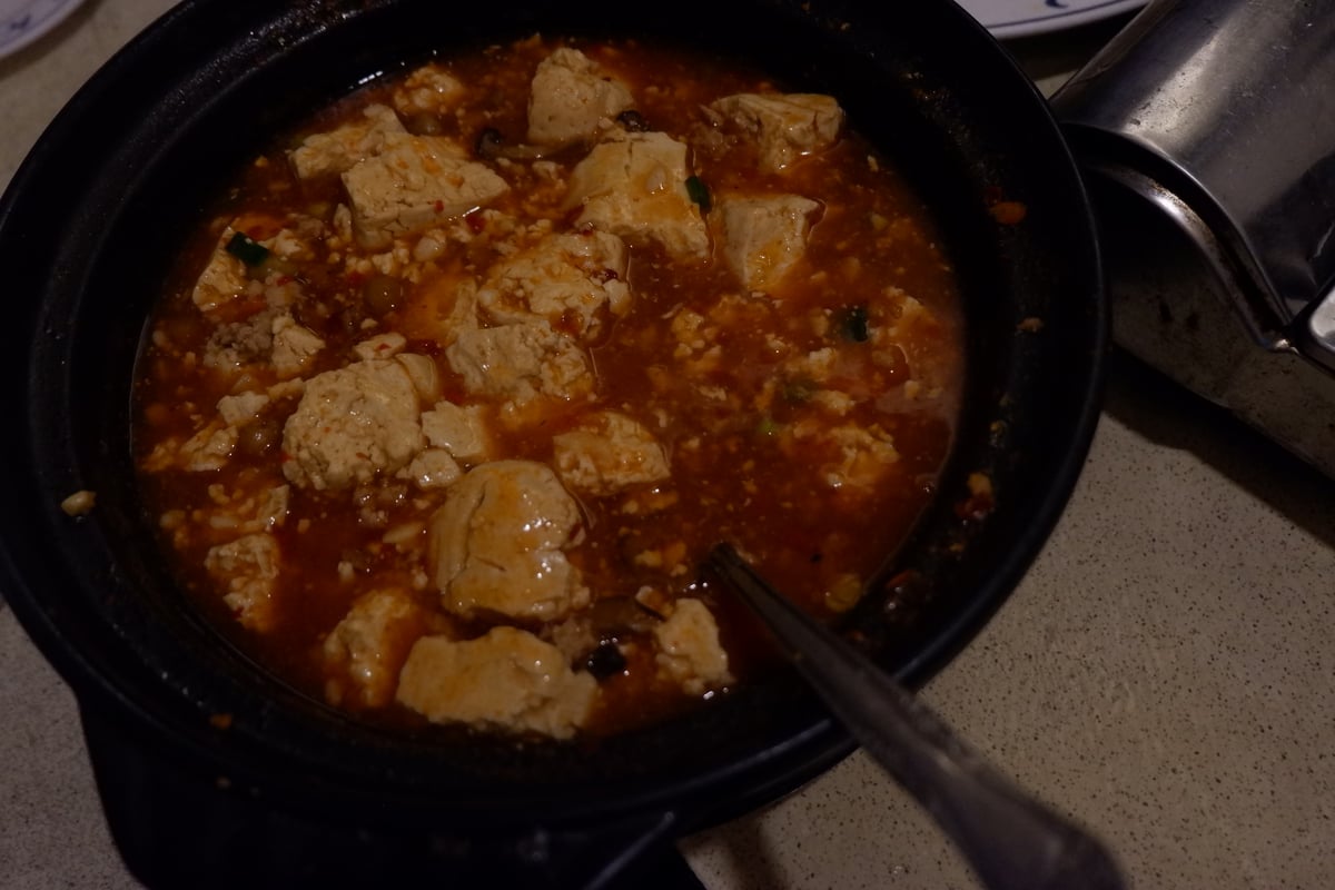A hidden Luzhou gem, Gutsuo Restaurant serves bold Taiwanese comfort food—with its spicy stinky tofu soup as the star.