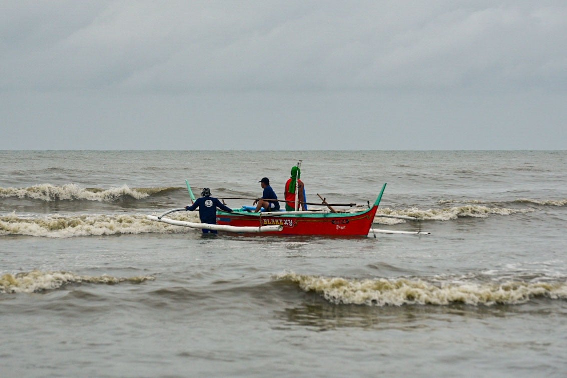 FISHERMEN BRAVE ROUGH SEAS IN CAVITE