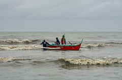 FISHERMEN BRAVE ROUGH SEAS IN CAVITE
