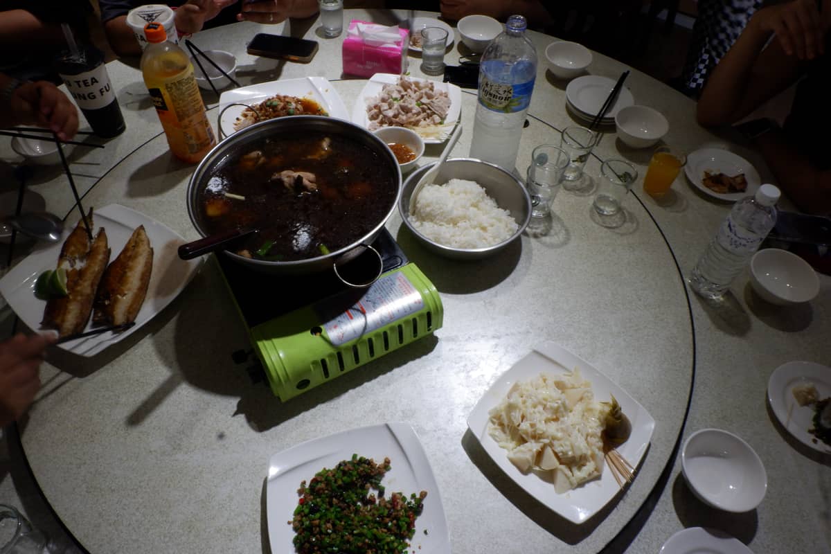 A Dihua Street adventure ends best with Tian Jin Seafood Stir-Fry Restaurant’s classic re chao dishes—simple, flavorful, and made for sharing.