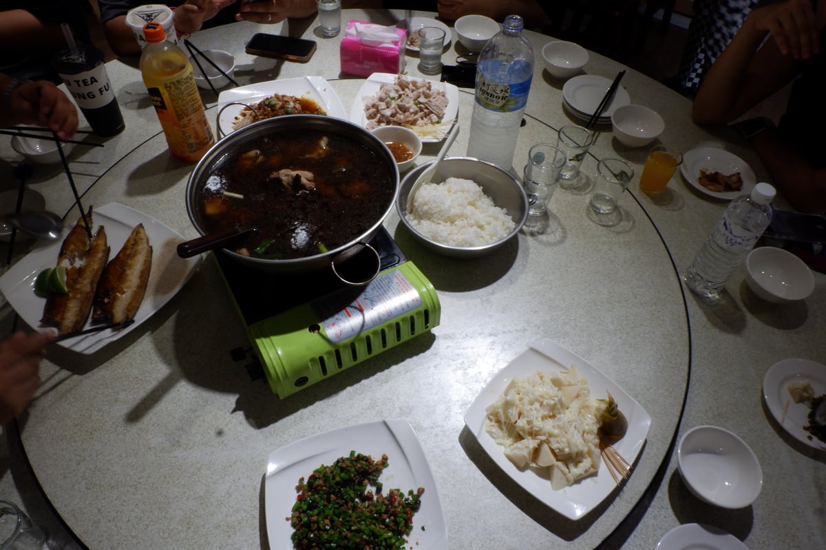 A Dihua Street adventure ends best with Tian Jin Seafood Stir-Fry Restaurant’s classic re chao dishes—simple, flavorful, and made for sharing.