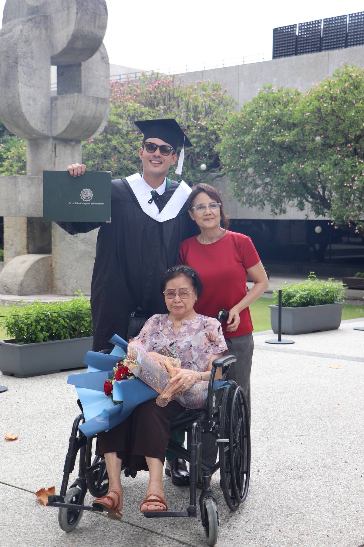 The celebrity with mom Mary Anne and grandma Leonida.
