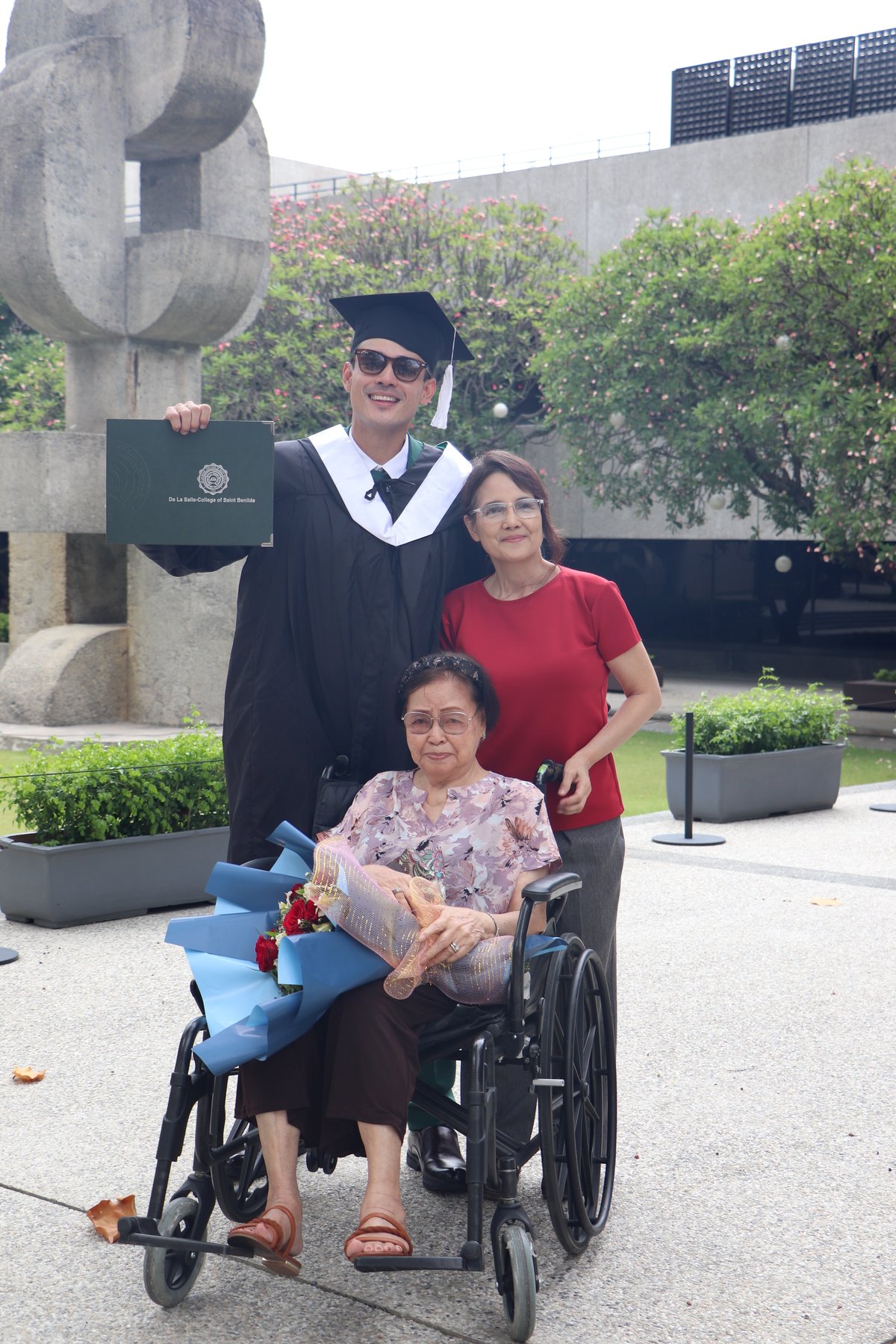 The celebrity with mom Mary Anne and grandma Leonida.