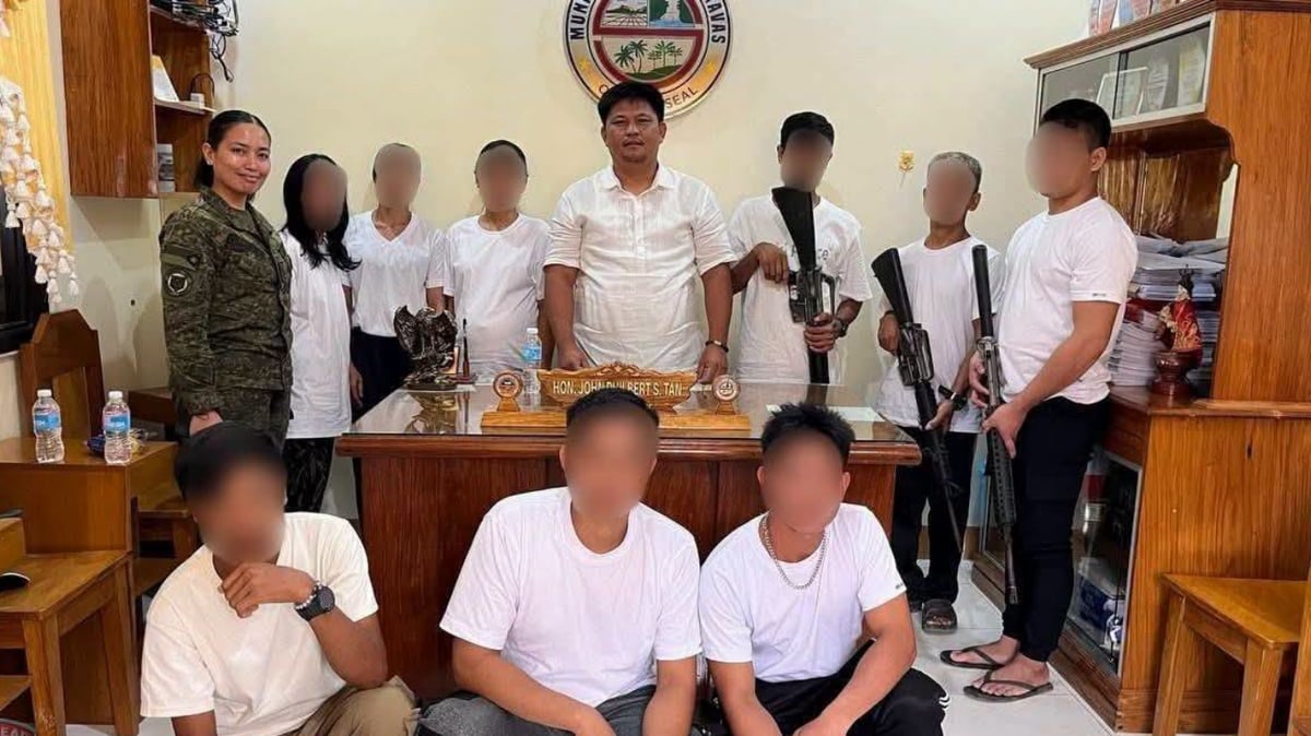 Army welcomes surrender of communist guerrillas
