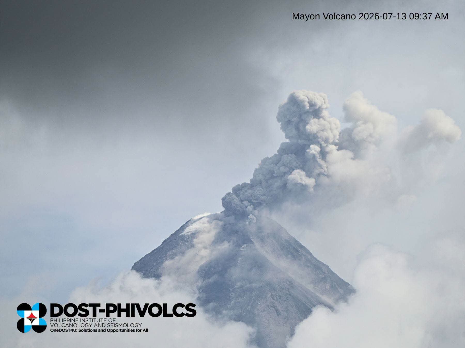 Mayon generates lava fountaining, effusion with pyroclastic flow