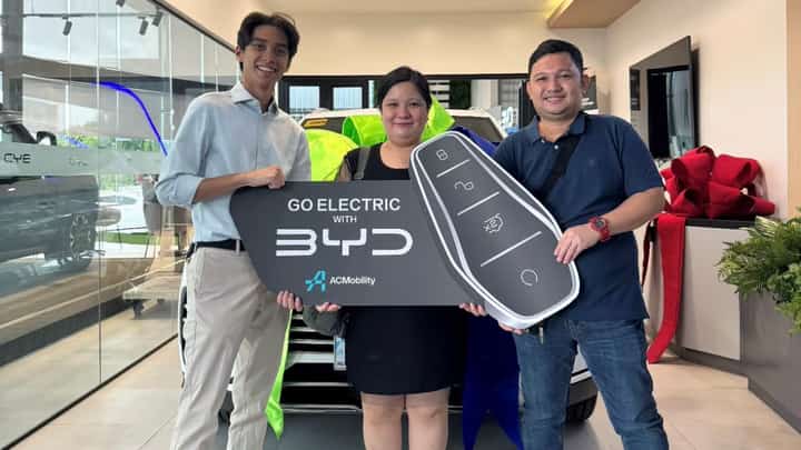 Deborah ‘Debbie’ Novero (center), a Makati-based healthcare worker, receives the symbolic key to her BYD Sealion 6 DM-i after winning the grand prize in Security Bank’s 12 Gifts of Christmas Raffle Promo.