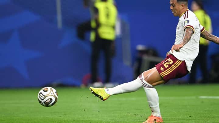 PEDRO Porro knocks down the second goal that sealed Spain’s 2-0 win over France in the semifinals of the FIFA World Cup on Wednesday (Manila time) in Texas.