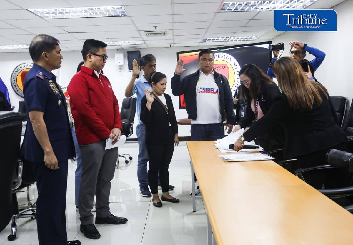 (July 15 2026)  PUJ driver members of Manibela led by Mar Balbuena and immediate family of a slain PUJ driver Michael Ferrer file a complaint against the suspect Police Master Sergeant Edwin Figueroa before the NAPOLCOM in Quezon City on Wednesday, July 15, 2026. The murder allegations against the police were assisted by NAPOLCOM Chairman Rafael Calinisan and NCRPO Chief Major General Anthony Aberin which stemmed from the refusal to pay "tong" to the suspect, amounting to millions of pesos a month. The alleged murder happened last month in Muntinlupa City.  Photo/Analy Labor