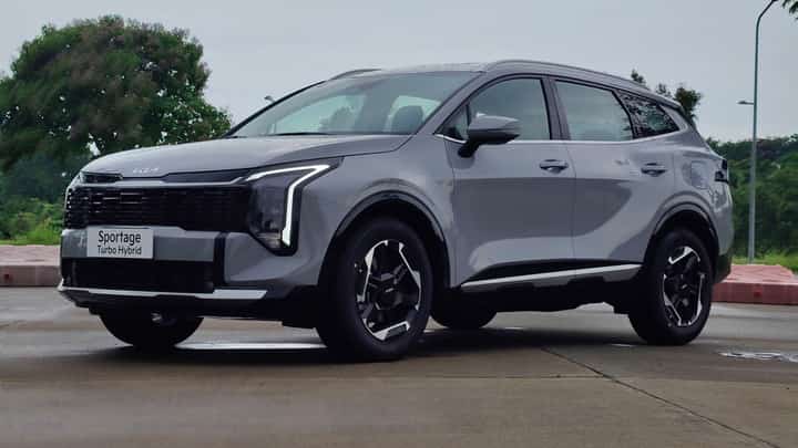 ANGULAR lighting, 18-inch alloy wheels and black body cladding shape the Sportage Turbo Hybrid’s revised exterior.