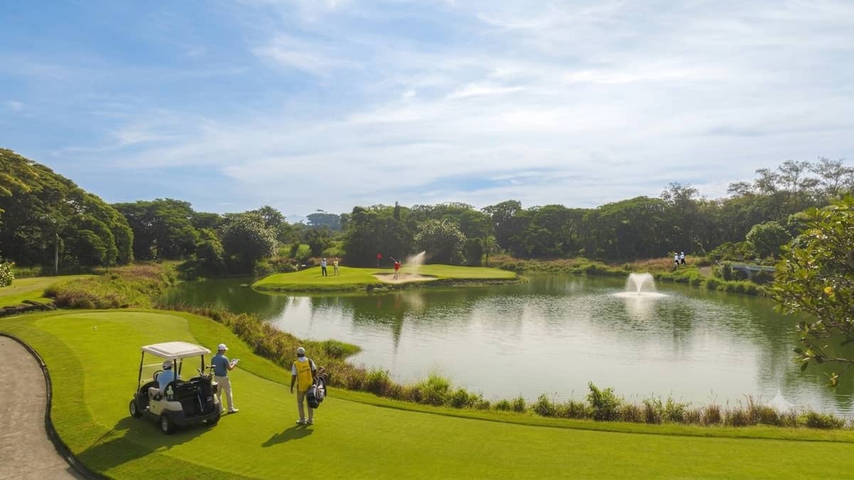 The Mimosa Plus Golf Course complements the area’s open landscapes, offering a leisure setting that blends recreation with the surrounding natural environment.