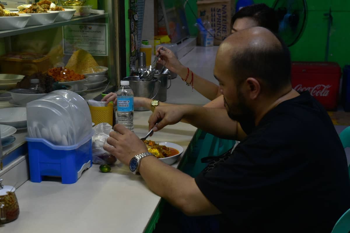 For 80 years, Pastora’s Palabok, also known as Boet and Mayer, has drawn diners from across different cities to Quiapo, Manila, for its signature pancit palabok.
The dish is coated in a rich, flavorful sauce mixed with shrimp and pork, and topped with tofu, chicharon bits, boiled egg, and squid. A regular serving costs ₱90, while the ₱120 serving comes with additional toppings. | Zedrich Xylak Madrid