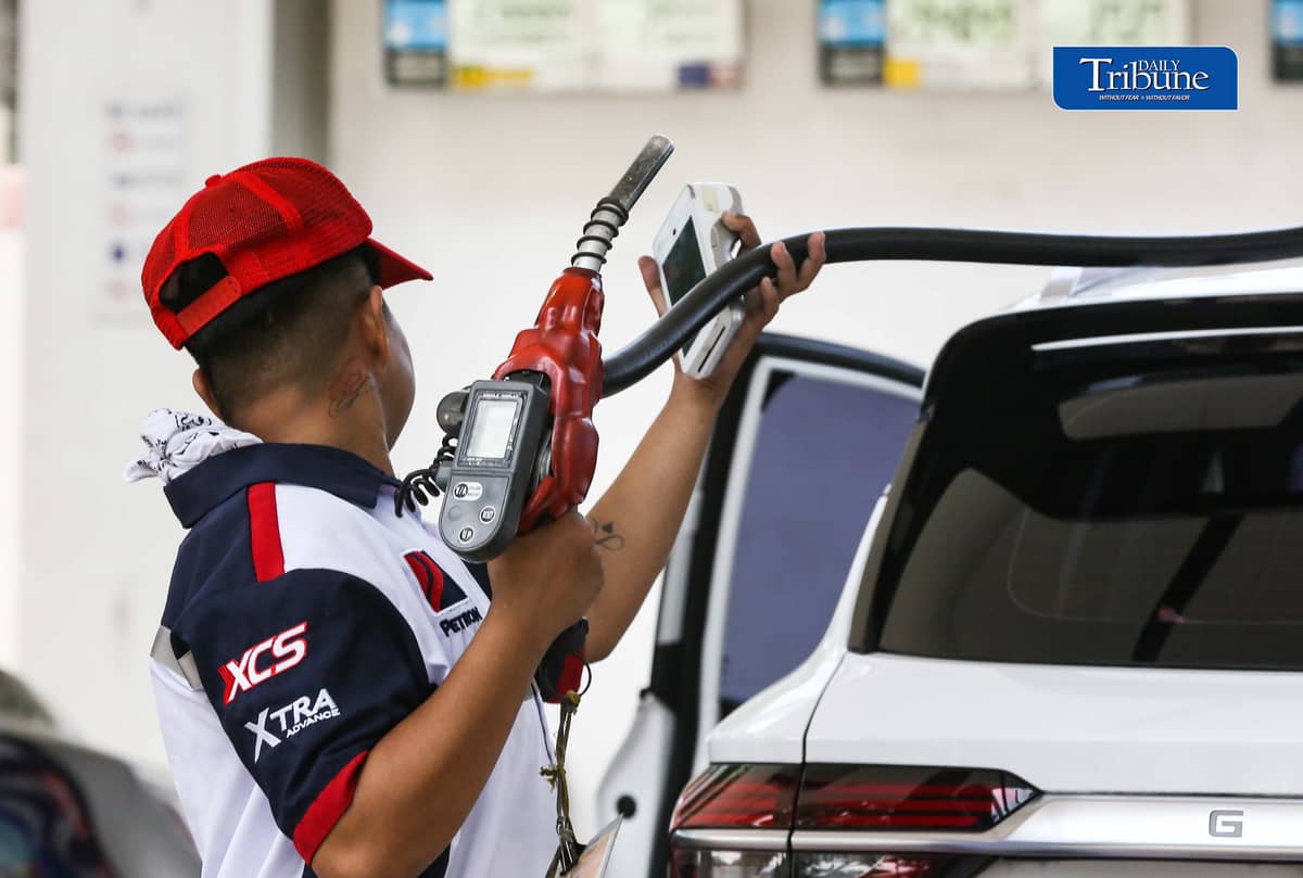 (July 18 2026) Gasoline Attendant tend motorists gas up at Petron gas station along Kalayaan in Quezon City on Saturday July 19, 2026. Oil industry Source said Major pump price hikes are expected next week, P10.50 per liter increase in diesel and P4.50 in gasoline amid renewed tensions in the Middle East. Photo/Analy Labor
