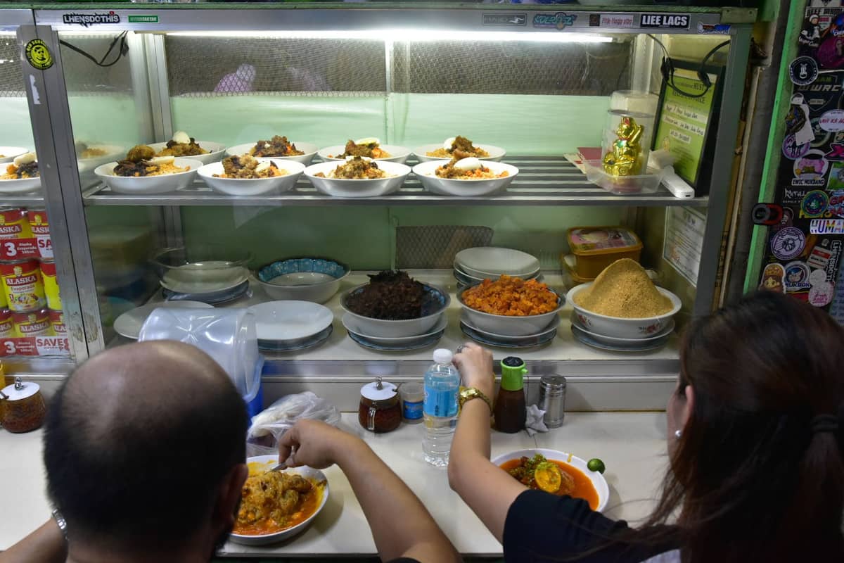 For 80 years, Pastora’s Palabok, also known as Boet and Mayer, has drawn diners from across different cities to Quiapo, Manila, for its signature pancit palabok.
The dish is coated in a rich, flavorful sauce mixed with shrimp and pork, and topped with tofu, chicharon bits, boiled egg, and squid. A regular serving costs ₱90, while the ₱120 serving comes with additional toppings. | Zedrich Xylak Madrid