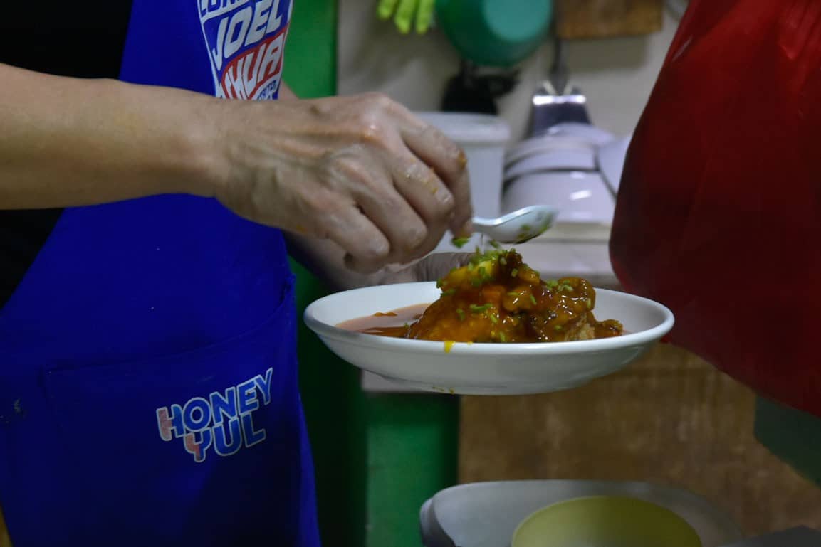 For 80 years, Pastora’s Palabok, also known as Boet and Mayer, has drawn diners from across different cities to Quiapo, Manila, for its signature pancit palabok.
The dish is coated in a rich, flavorful sauce mixed with shrimp and pork, and topped with tofu, chicharon bits, boiled egg, and squid. A regular serving costs ₱90, while the ₱120 serving comes with additional toppings. | Zedrich Xylak Madrid
