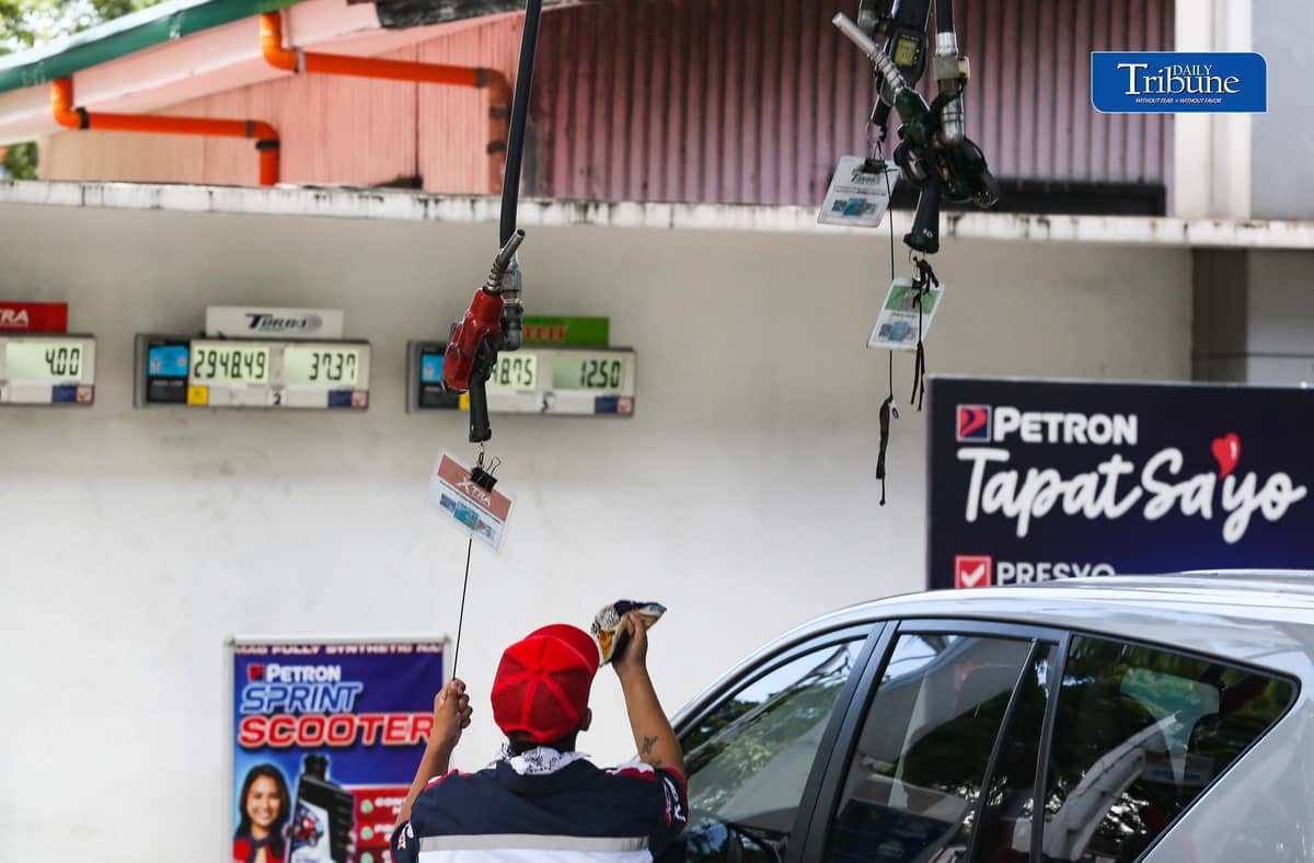 (July 18 2026) Gasoline Attendant tend motorists gas up at Petron gas station along Kalayaan in Quezon City on Saturday July 19, 2026. Oil industry Source said Major pump price hikes are expected next week, P10.50 per liter increase in diesel and P4.50 in gasoline amid renewed tensions in the Middle East. Photo/Analy Labor