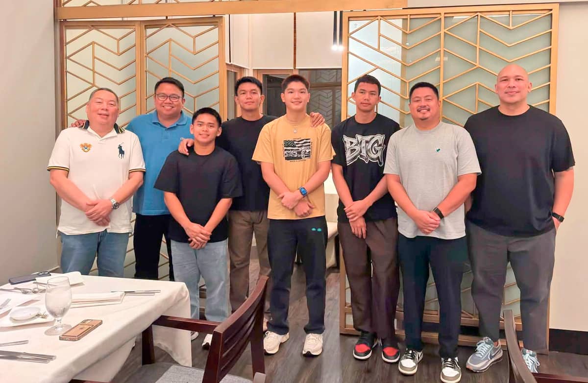 THE quartet of Macky Pelegrino, Matt Cayetano, JM Sanoria and Rhysus Bajetin gets a warm welcome from DLSZ head coach Gian Nazario (right) and executives like Joey Marquez (second from right), Ed Evangelista (left) and Erick Arejola (second from left) upon their arrival in Manila.