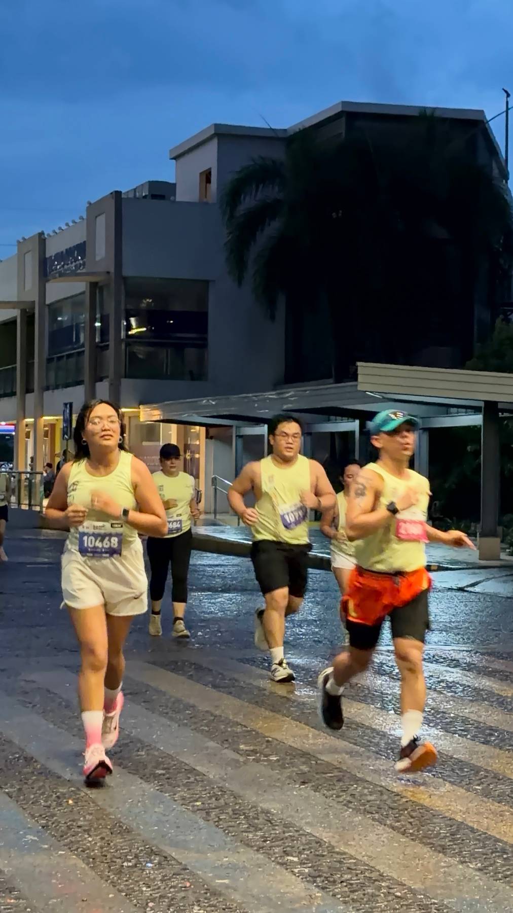 Final push to the line as runners give it their all.